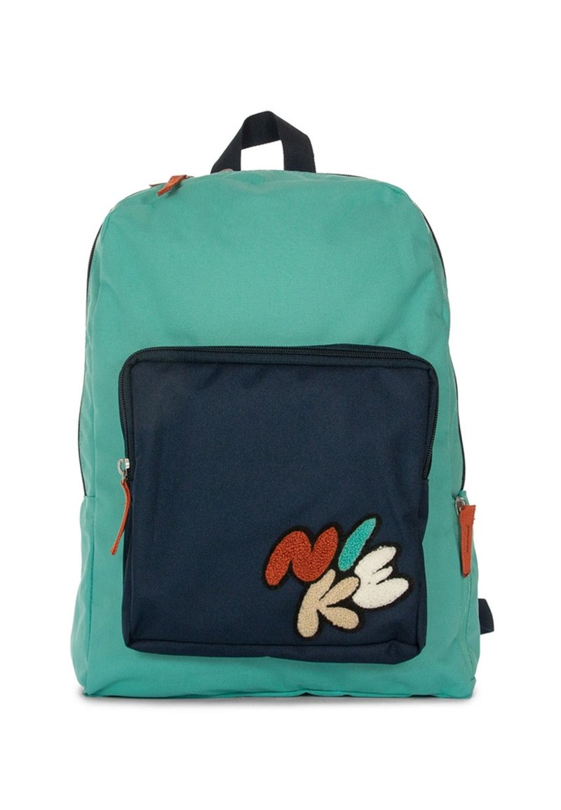 Mochila turquesa con un bolsillo frontal azul oscuro que presenta letras coloridas bordadas. Incluye un asa superior y cierres de cremallera.