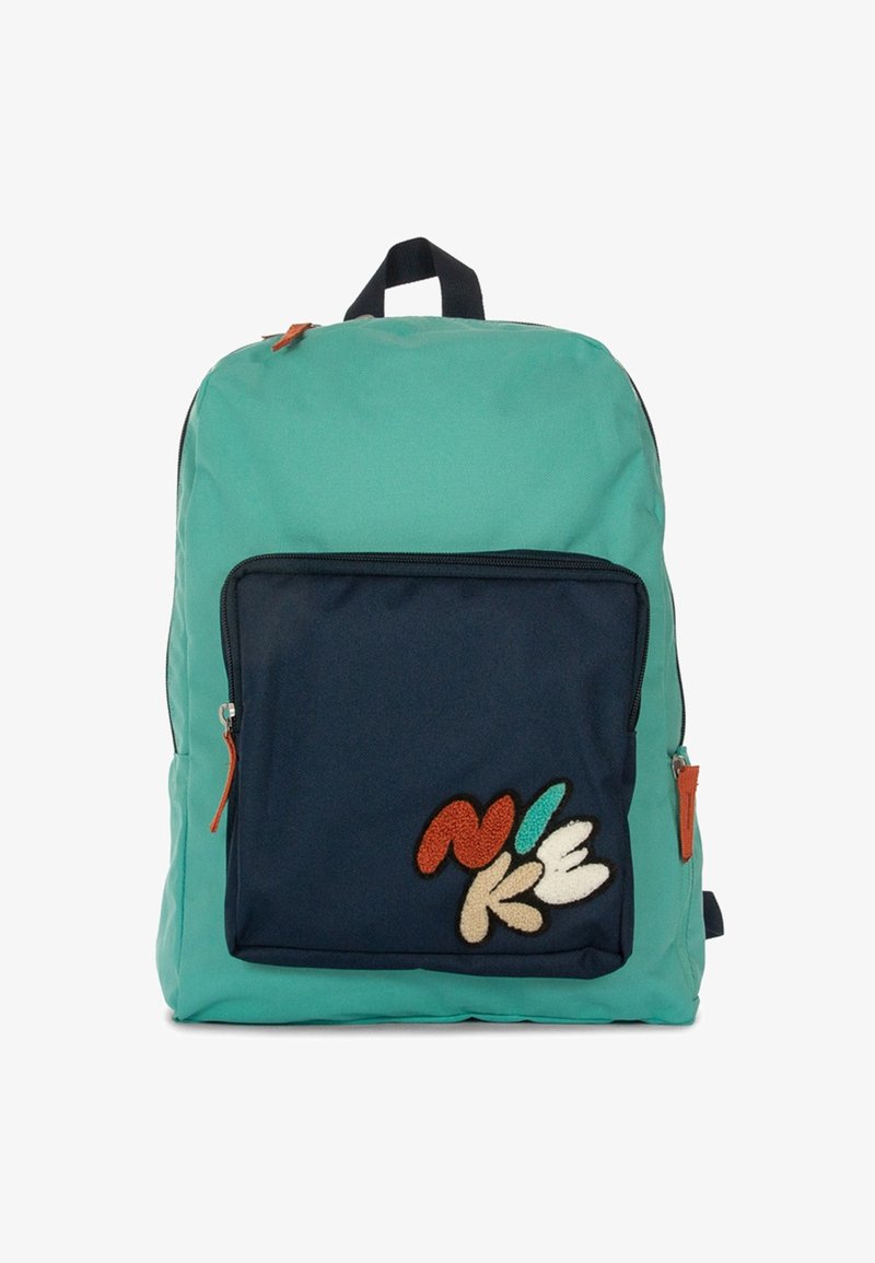 Mochila turquesa con un bolsillo frontal azul oscuro que presenta letras coloridas bordadas. Incluye un asa superior y cierres de cremallera.