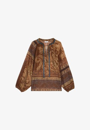 Brun bluse med paisley-mønster, lange ærmer, en afslappet pasform og blå detaljer langs halsudskæringen og knappelisten. Tekstureret stof.