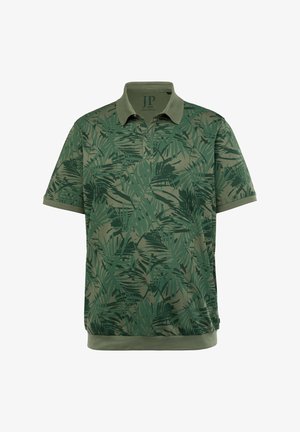 Zielona koszulka polo z liściastym wzorem w różnych odcieniach zieleni, wykonana z miękkiego materiału, z klasycznym kołnierzykiem i plisą na trzy guziki.