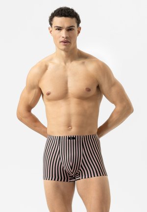 Boxer da uomo a righe in nero, rosa e rosso. Realizzati in un morbido tessuto elasticizzato con una vita elasticizzata e un design aderente.