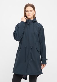 Giacca impermeabile blu navy con cappuccio regolabile, zip frontale, due tasche e polsini regolabili. Presenta una vestibilità dritta e lunghezza fino a metà coscia.