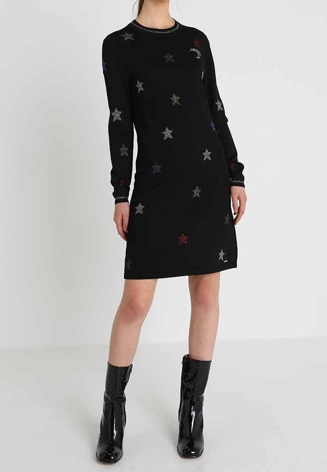 Abito nero a maglia con decorazioni di stelle multicolori e un design a luna crescente, maniche lunghe e scollatura rotonda.