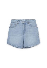 Shorts en denim bleu clair à taille haute, avec cinq poches et un ourlet brut. Le tissu a une texture douce avec des zones décolorées pour un look décontracté.