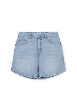 Shorts in denim azzurro chiaro con vita alta, cinque tasche e orlo grezzo. Il tessuto ha una texture morbida con aree sbiadite per un aspetto rilassato.