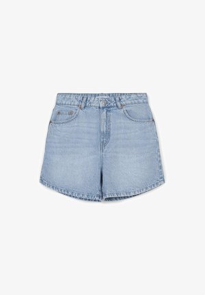 Helle blaue Denimshorts mit hoher Taille, fünf Taschen und rohem Saum. Der Stoff hat eine weiche Textur mit ausgewaschenen Bereichen für einen entspannten Look.