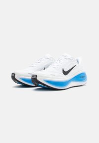 Nike jooksum shoe'd valgest võrku musta Nike Swooshiga, sinise vaheplaadi ja tekstuuriga musta välispõhjaga. Omab voolavat disaini.