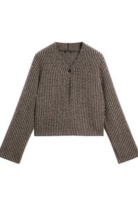 Bruine en beige gestreepte cropped cardigan met een V-hals, lange mouwen en een enkele zwarte knoopsluiting aan de voorkant. Zachte textuur.