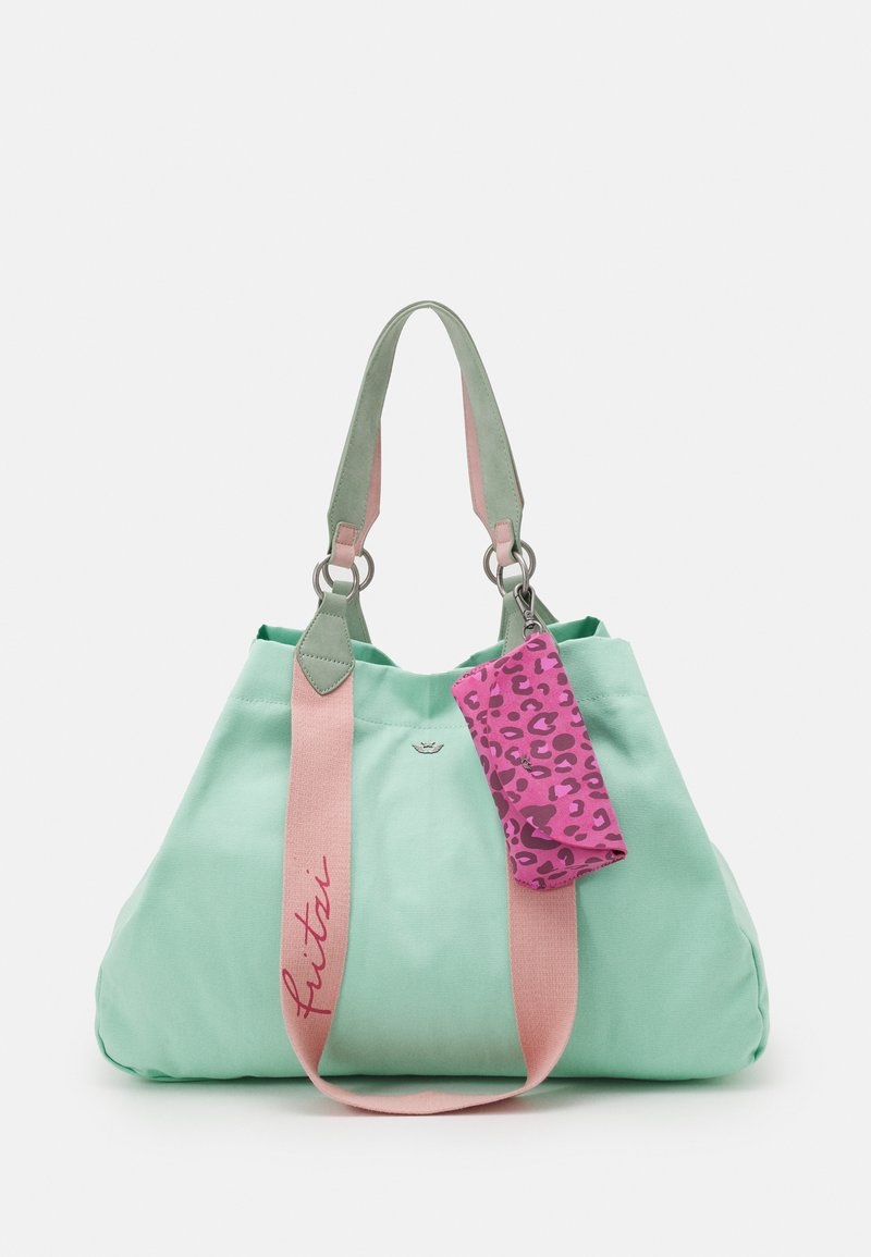 Mintgrüner Einkaufstasche mit pinken Trägern, ausgestattet mit silbernem Zubehör und einem abnehmbaren pinken Leopardenmuster-Täschchen. Weiche Stofftextur.