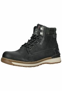 Bottines en cuir noir avec une finition texturée, semelle claire, œillets en métal, doublure à carreaux et détails de marque décoratifs.