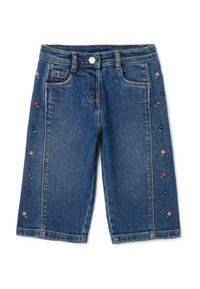 Shorts de mezclilla azul con bordado floral en rojo y azul marino en el lateral. Cuenta con el clásico estilo de cinco bolsillos y un cierre de botón frontal.