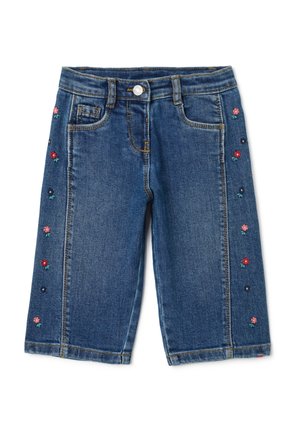 Shorts en denim bleu avec broderie florale rouge et marine sur le côté. Caractéristiques du style classique à cinq poches et d'une fermeture à bouton sur le devant.