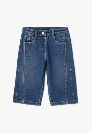 Shorts de mezclilla azul con bordado floral en rojo y azul marino en el lateral. Cuenta con el clásico estilo de cinco bolsillos y un cierre de botón frontal.