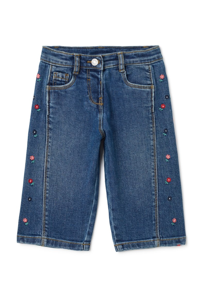 Shorts de mezclilla azul con bordado floral en rojo y azul marino en el lateral. Cuenta con el clásico estilo de cinco bolsillos y un cierre de botón frontal.