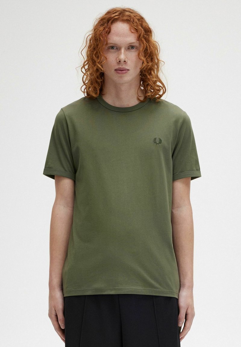 T-shirt in cotone verde oliva con scollo rotondo, maniche corte e un piccolo logo ricamato sul lato sinistro del petto. Texture liscia.