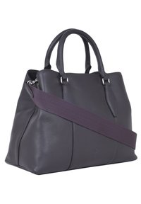 Borsa a mano in pelle grigia scura con texture liscia, doppi manici superiori e tracolla viola rimovibile. Caratterizzata da dettagli cuciti e chiusura con zip.