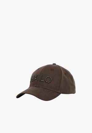 Dunkelbraune Baseballkappe mit gebogenem Schirm und erhabener schwarzer Stickerei, die auf der Vorderseite „HALO" buchstabiert.