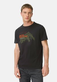 Schwarzes Kurzarm-T-Shirt mit Berggrafik und dem Text "OUT OF OFFICE INTO NATURE", aus glattem Stoff und im Rundhalsschnitt.