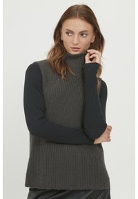 Halli hallitus-hallide triipudega ilma varrukateta turtleneck-sviiter, mille all on must pikeeritud teksapluus, sirge äärega ja mugava lõikega.