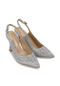 Décolleté argento con punta affusolata, ricoperti di strass. Presentano un tacco a blocco e un design perforato sui lati. Fodera interna liscia.