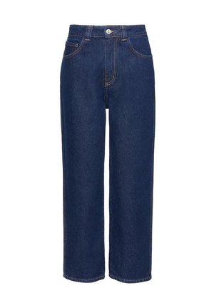 Ciemnoniebieskie dżinsy o prostych nogawkach z przednimi kieszeniami, szlufkami na pasek i zapięciem na guzik w pasie, przedstawione na białym tle.