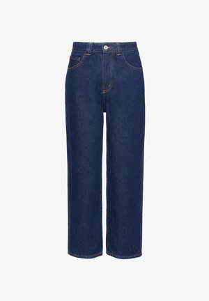 Ciemnoniebieskie dżinsy o prostych nogawkach z przednimi kieszeniami, szlufkami na pasek i zapięciem na guzik w pasie, przedstawione na białym tle.