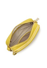 Borsa in pelle gialla con una texture liscia. La chiusura a zip rivela un interno beige con una tasca a scomparsa e dettagli in metallo dorato.