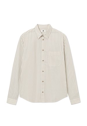 Langærmet beige skjorte med tynde vertikale grå striber, brune knapper, spids krave og en brystlomme på venstre side.