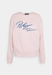 Ljusrosa sweatshirt i mjukt material, med en blå skriptlogotyp "Polo Ralph Lauren" över framsidan och ribbade muddar.