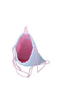 Mochila con cordón de color azul claro en el exterior, interior rosa y correas rosas, posicionada en vertical con la parte superior abierta hacia adelante.
