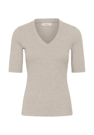 Bež kratka pletena majica z V-izrezom in oprijeto silhueto, z rahlo rebrasto teksturo in majhno logotipno oznako blizu roba.