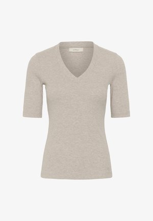 Top tricotat bej cu mâneci scurte, decolteu în V și croială mulată, având o textură fină, cu dungi ușor reliefate și un logo mic lângă tiv.