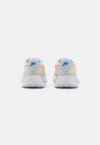 Nike-Sneaker mit grauem Mesh-Obermaterial, weißer Gummisohle und orangefarbenen Akzenten. Mit Logo an der Ferse und gepolstertem Kragen für Komfort.