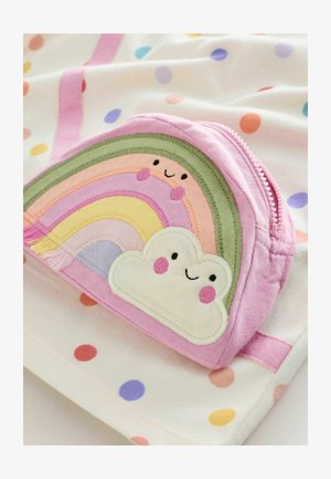 Kolorowa saszetka z motywem tęczy i chmury, z różowym zamkiem błyskawicznym. Tło z wzorem w groszki w miękkich pastelowych kolorach.