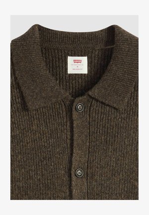 Cardigan marron en maille côtelée avec un col à revers, portant une étiquette indiquant "Levi's" et deux boutons foncés sur la patte de boutonnage avant.