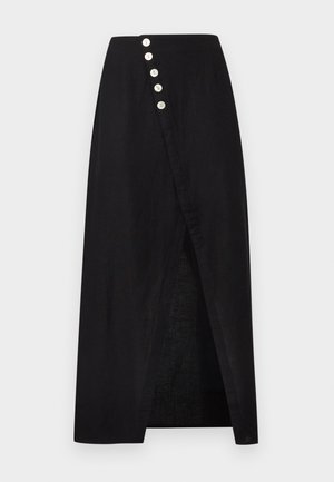 Μαύρη μάξι φούστα με ανοίγμα μπροστά και πέντε λευκά κουμπιά διατεταγμένα διαγώνια κατά μήκος της ζώνης.