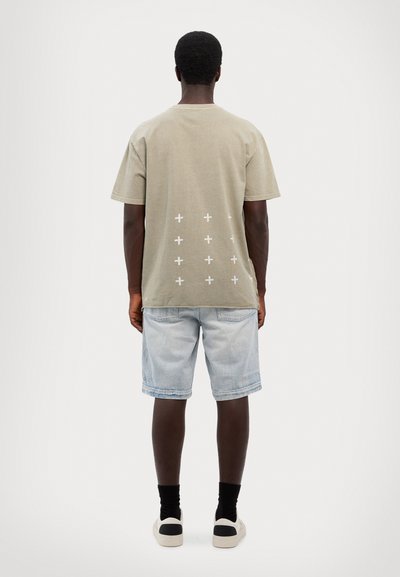 Ksubi ALL DAY BIGGIE TEE OUTBACK - Triko s potiskem - green