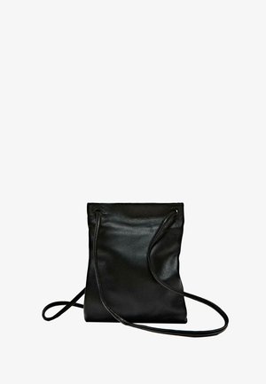 Sorte læder crossover taske med en blød tekstur, snøre lukning og en lang justerbar rem. Minimalistisk design uden synligt metal.