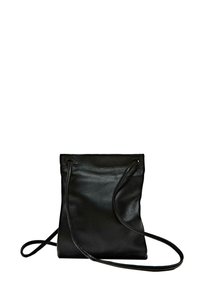 Černá kožená crossbody taška s měkkou texturou, stahovací šňůrkou a dlouhým nastavitelným popruhem. Minimalistický design a žádné viditelné kování.