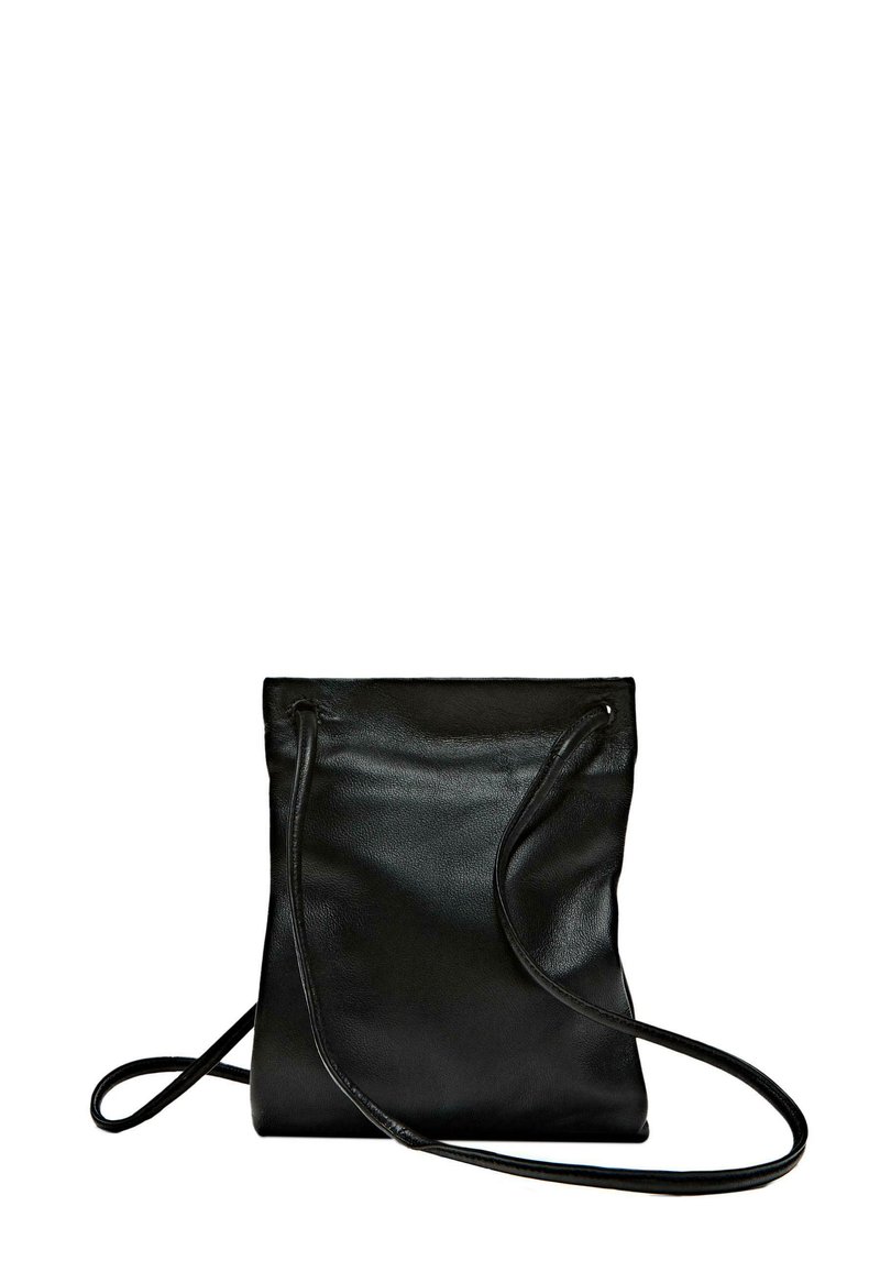 Černá kožená crossbody taška s měkkou texturou, stahovací šňůrkou a dlouhým nastavitelným popruhem. Minimalistický design a žádné viditelné kování.