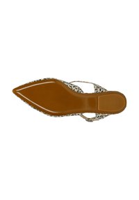 Chaussure à bout pointu avec un dessus en imprimé léopard, semelle extérieure beige et fines sangles de cheville. Texturé lisse avec une finition brillante.