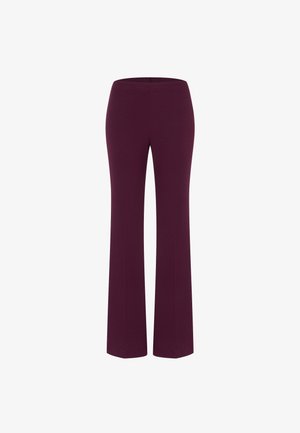 Flared-Hosen aus dehnbarem Stoff, in einem einheitlichen tiefen Burgunderfarbton mit glatter Textur. Keine sichtbaren Taschen oder Hardware-Details.