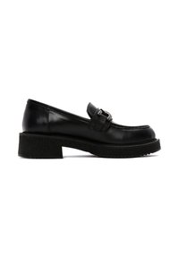 Mocassino in pelle nera con punta arrotondata e una prominente fibbia decorativa. Presenta una suola in gomma nera testurizzata e spessa per una maggiore aderenza.