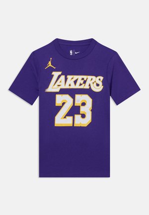 Μωβ T-shirt με κοντά μανίκια, με λευκό και κίτρινο κείμενο "Lakers" και τον αριθμό 23, με λογότυπα NBA και Jordan στη θωράκιση.
