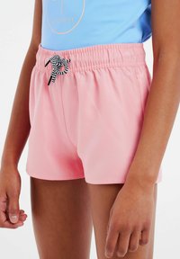 Shorts de bain roses en tissu lisse, dotés d'une taille élastique avec un cordon de serrage noir et blanc. Les shorts ont des poches latérales.