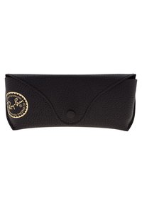 Etui pentru ochelari din piele neagră, cu un finisaj texturat, având un design pliabil și un logo circular auriu pe latură.