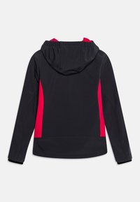 Schwarze Jacke mit angenähter Kapuze und langen Ärmeln, mit leuchtend rosa Seitenpaneelen, von hinten auf einem weißen Hintergrund gezeigt.