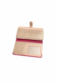 Beige leren portemonnee met meerdere kaartsleuven, een doorzichtige ID-venster en een roze interieur. Voorzien van een drukknoopsluiting en een soepel textuur.