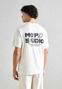 Marc O'Polo DENIM GRAPHIC OVERZIDED FIT - Apdrukāts T-krekls - offwhite