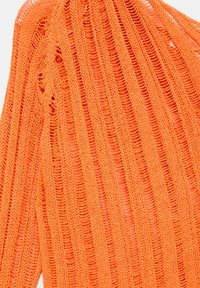 Tissu tricoté orange avec côtes ouvertes verticales et motif de points lâches, présentant un design textile texturé et respirant.